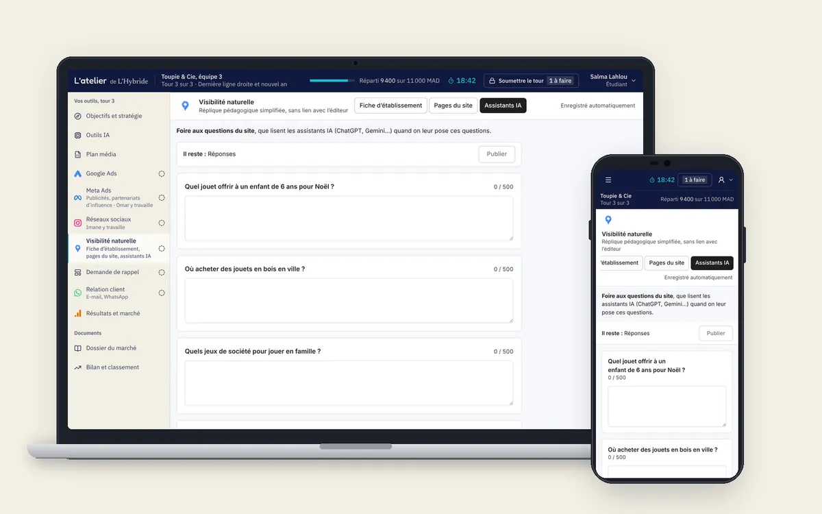 Un ordinateur portable et un téléphone affichent le module Assistants IA du jeu, où une équipe rédige la foire aux questions de son site, une réponse par question de client, par exemple « Quel jouet offrir à un enfant de 6 ans pour Noël ? ».