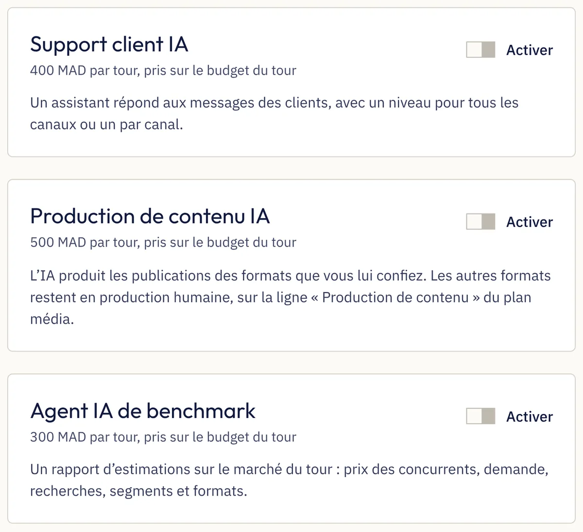 La page Outils IA du jeu : les cartes Support client IA, Production de contenu IA et Agent IA de benchmark, chacune avec son forfait par tour, une phrase de définition et un interrupteur Activer.
