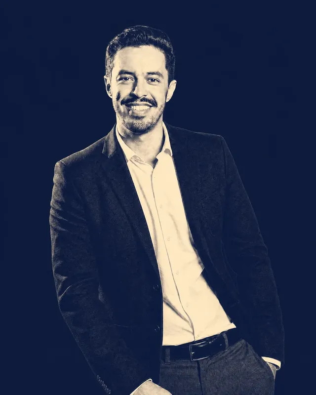 Portrait d’Ayoub El Machatt, souriant, en veste sombre et chemise claire.